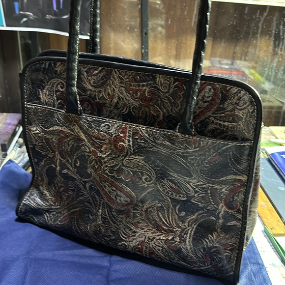 Patricia Nash shoulder bag. Paisley print. In great condition. Beautiful leather - Picture 7 of 8